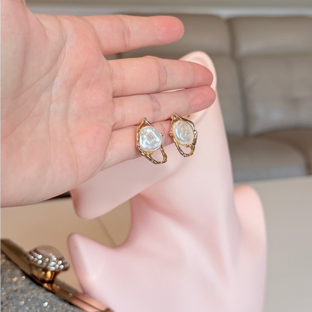 Minimalist Trendy Gold and Pearl Earrings - Picture 10 of 10